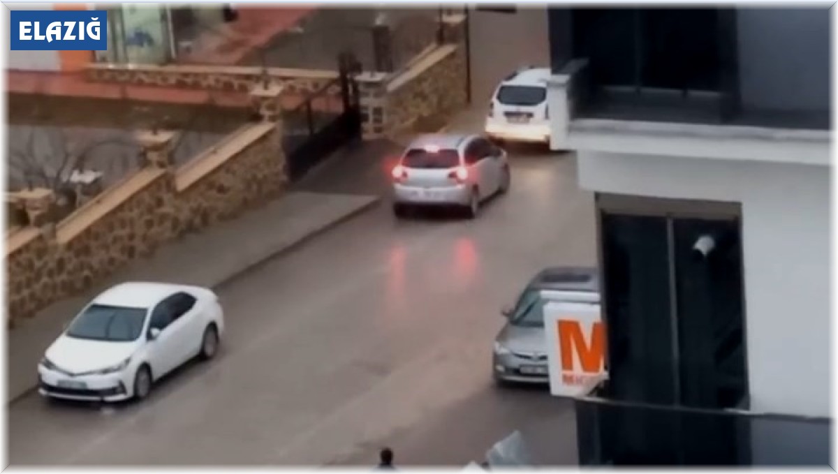 Sağanak yağış altında dakikalarca kavga ettiler