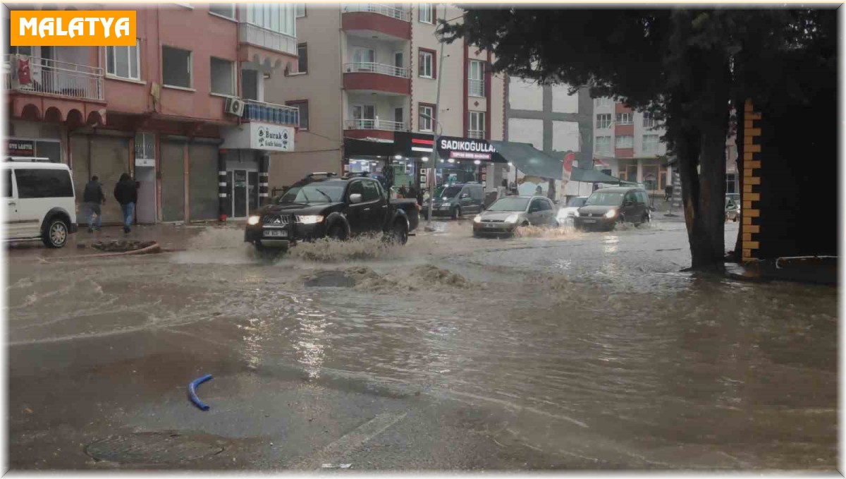 Sağanak yağış Malatya'da sokakları göle çevirdi