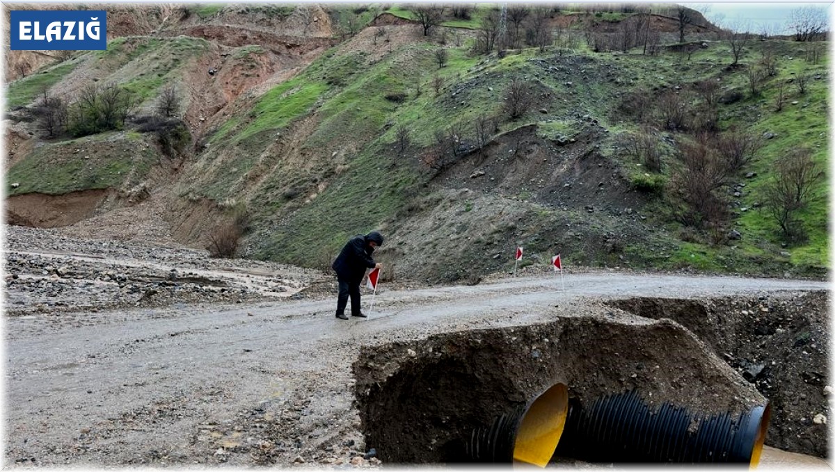 Sağanak yağış nedeni ile tahrip olan yol ve menfezler onarılıyor