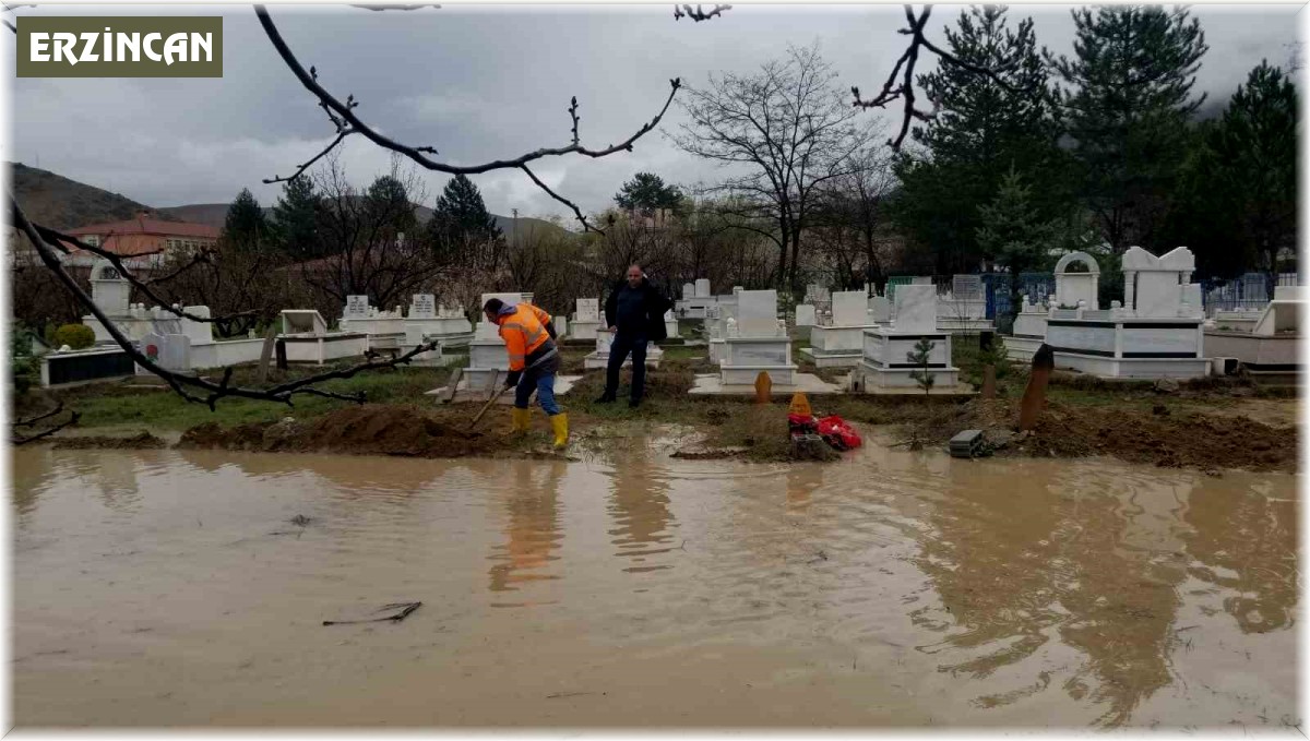 Sağanak yağış sel su baskınlarına neden oldu
