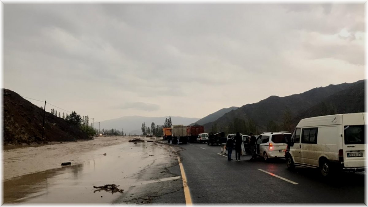 Sağanak yağış sele neden oldu, Oltu-Erzurum karayolu ulaşıma kapandı