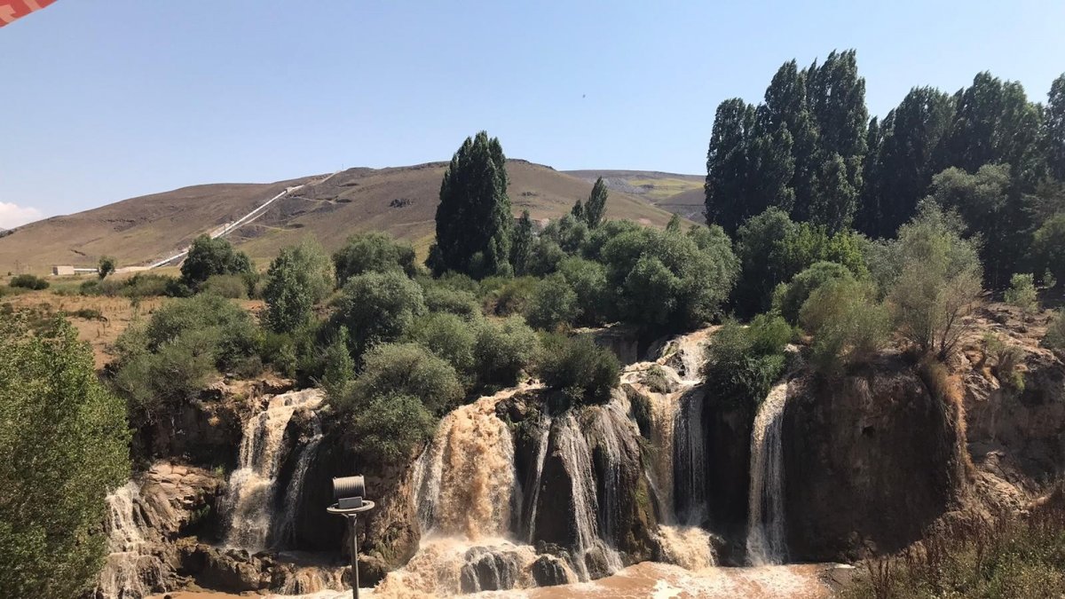 Sağanak yağış sonrası Muradiye Şelalesi coştu