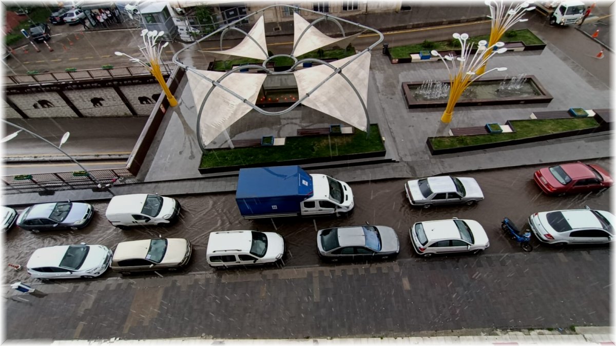 Sağanak yağışla saniyeler içerisinde caddeler göle döndü, araçlar güçlükle ilerledi