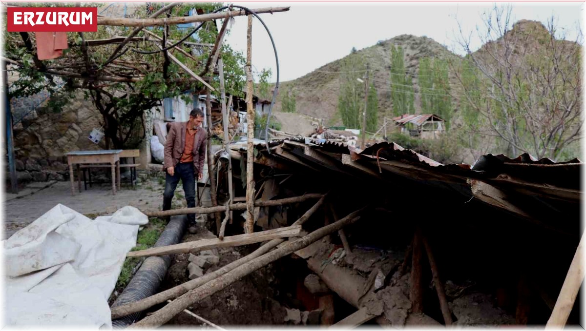 Sağanak yağmur sonrası ahır ve samanlıkları çöktü