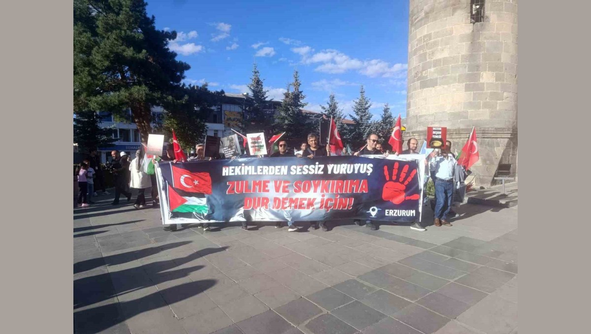 Sağlık çalışanları Gazze için yürüdü