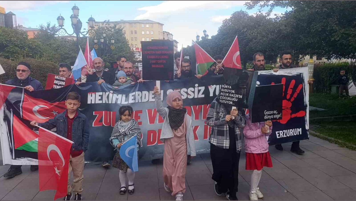 Sağlık çalışanları Gazze için yürüdü