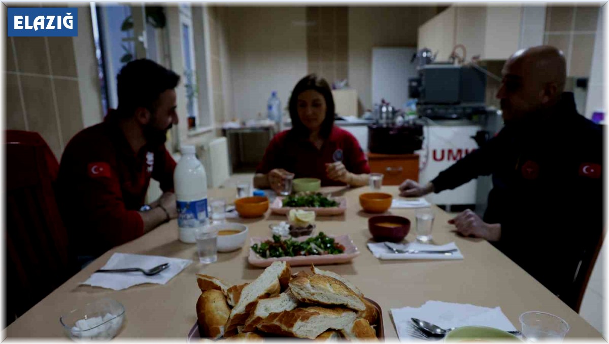 Sağlık çalışanları ilk iftarlarını görev başında yaptı