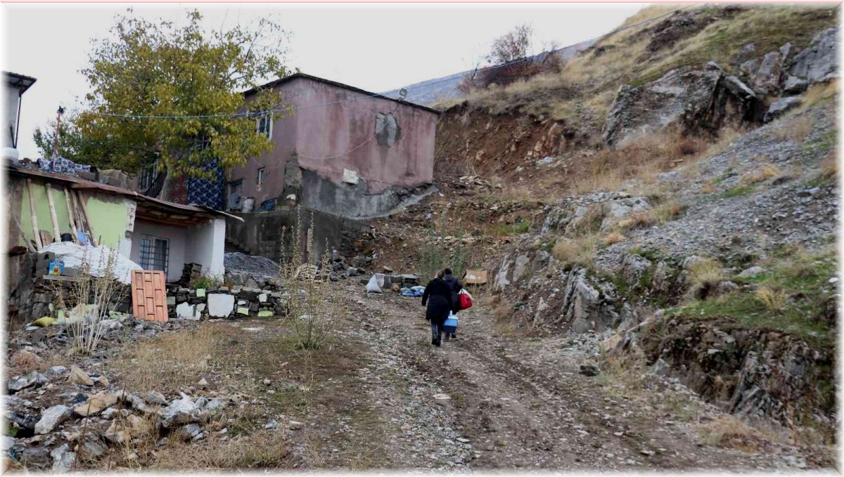 Sağlık çalışanları kapı kapı dolaşarak aşı çalışmalarını sürdürüyor