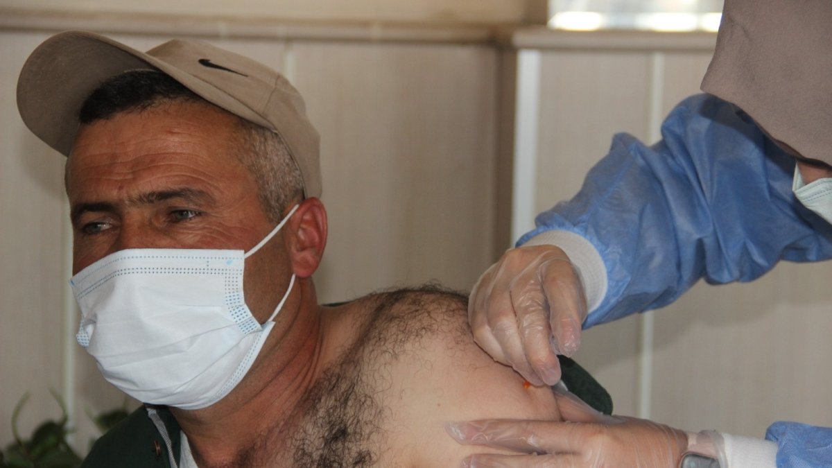 Sağlık çalışanları korona aşısını en ücra köylere kadar ulaştırıyor