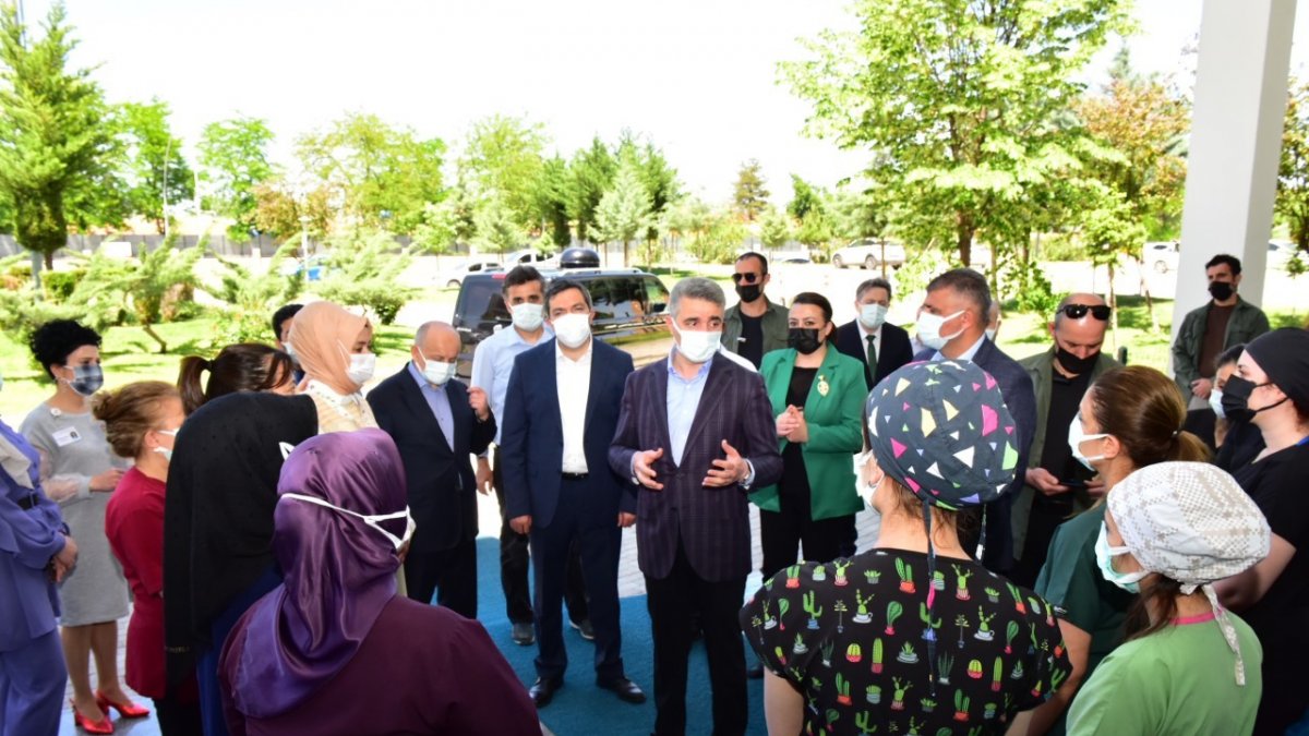 Sağlık çalışanlarına fedakarlık vurgusu