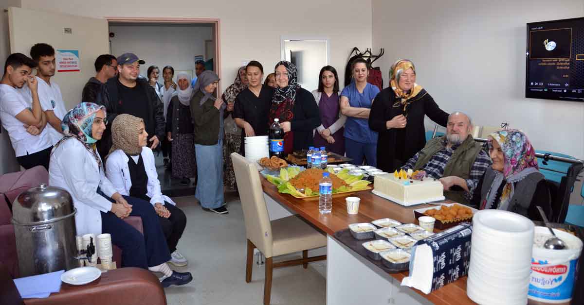 Sağlık çalışanlarından 71 yaşındaki hastaya doğum günü sürprizi
