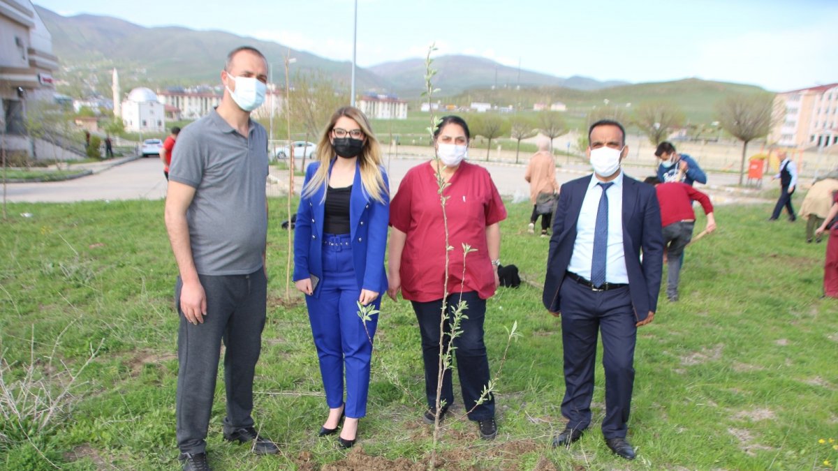 Sağlık çalışanlarından fidan dikimi