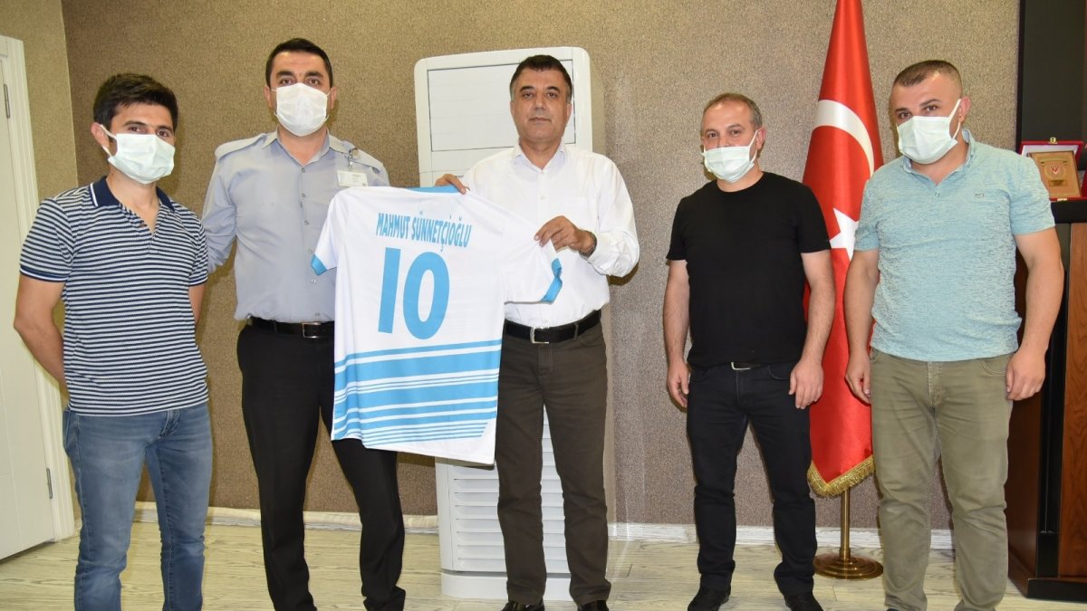 Sağlık çalışanlarından Müdür Sünnetçioğlu'na forma