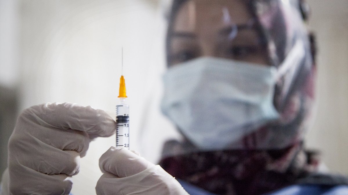 Sağlık ekipleri Bitlis'te kar ve soğuğa rağmen yaşlıların aşı çalışmalarını sürdürüyor