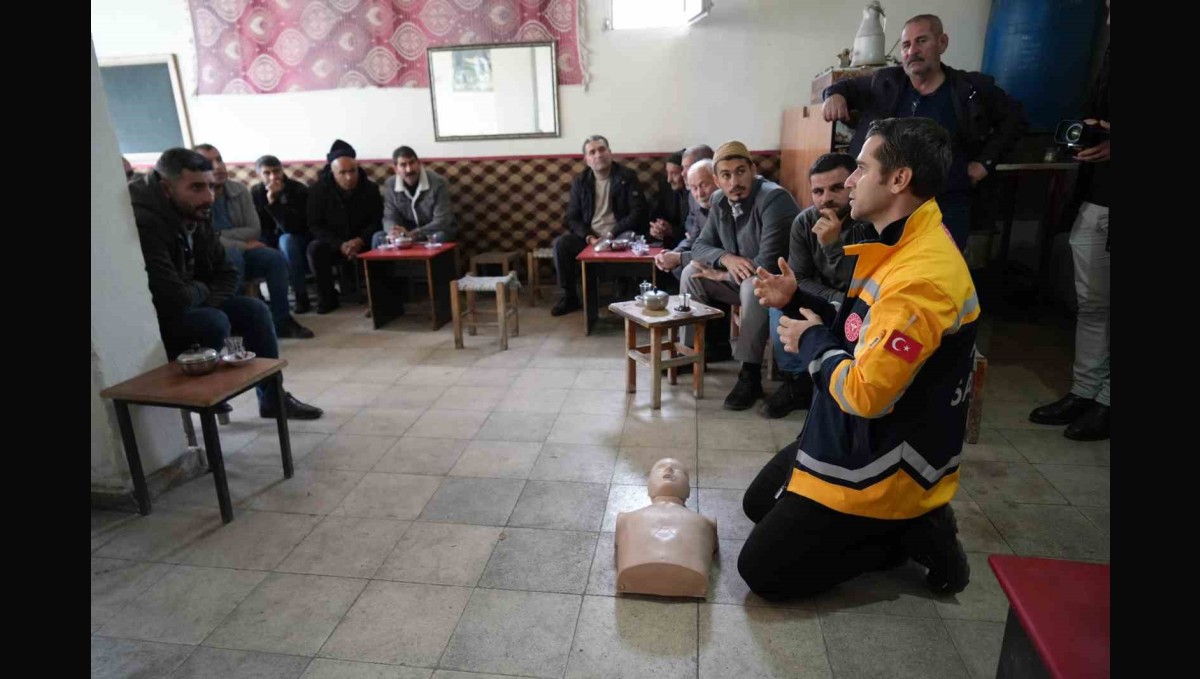 Sağlık ekipleri dağ köylerini tek tek gezerek ilk yardım eğitimi veriyor