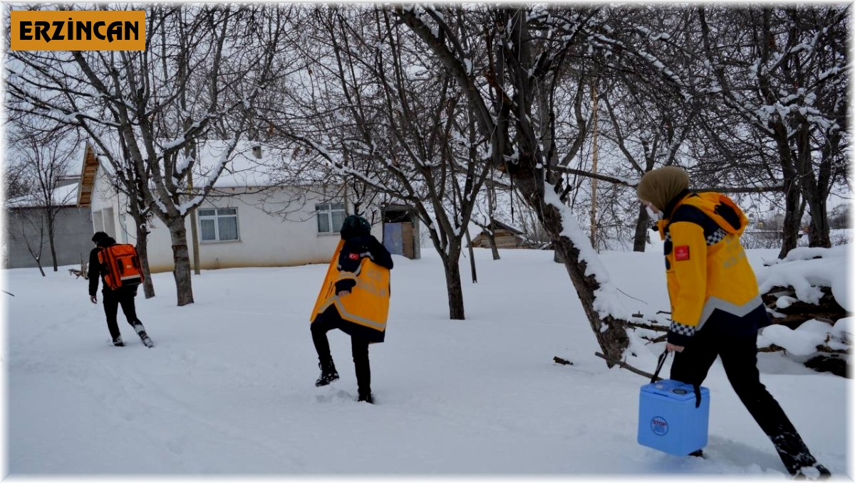 Sağlık ekipleri karlı yolları aşarak Covid-19 aşısı yapıyor