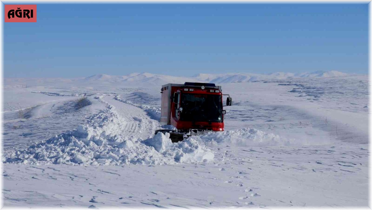 Sağlık ekipleri yolu ulaşıma kapanan köydeki çocuk için seferber oldu
