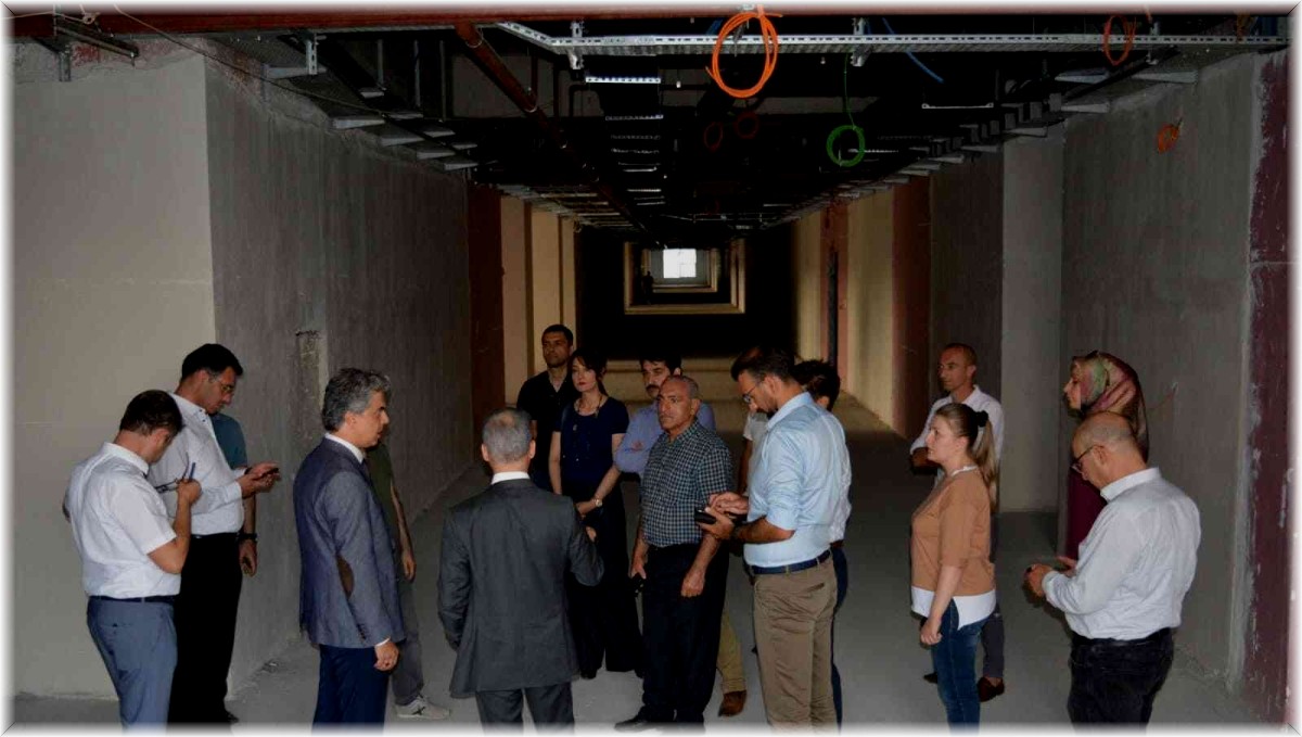 Sağlık Müdürü Tekin, yapımı devam eden hastanede incelemelerde bulundu