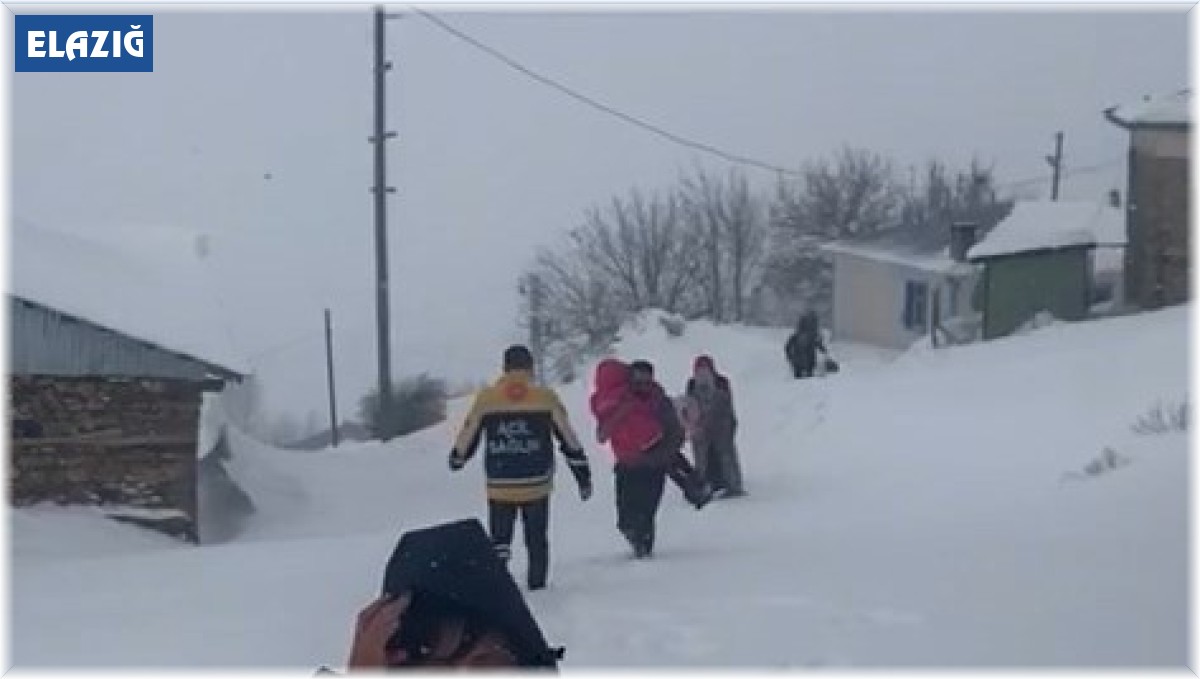 Sağlık personeli karda mahsur kalan hasta çocuğu kucağında böyle taşıdı