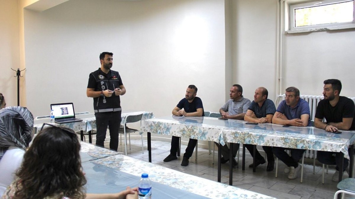 Sağlık personeline madde bağımlılığı anlatıldı