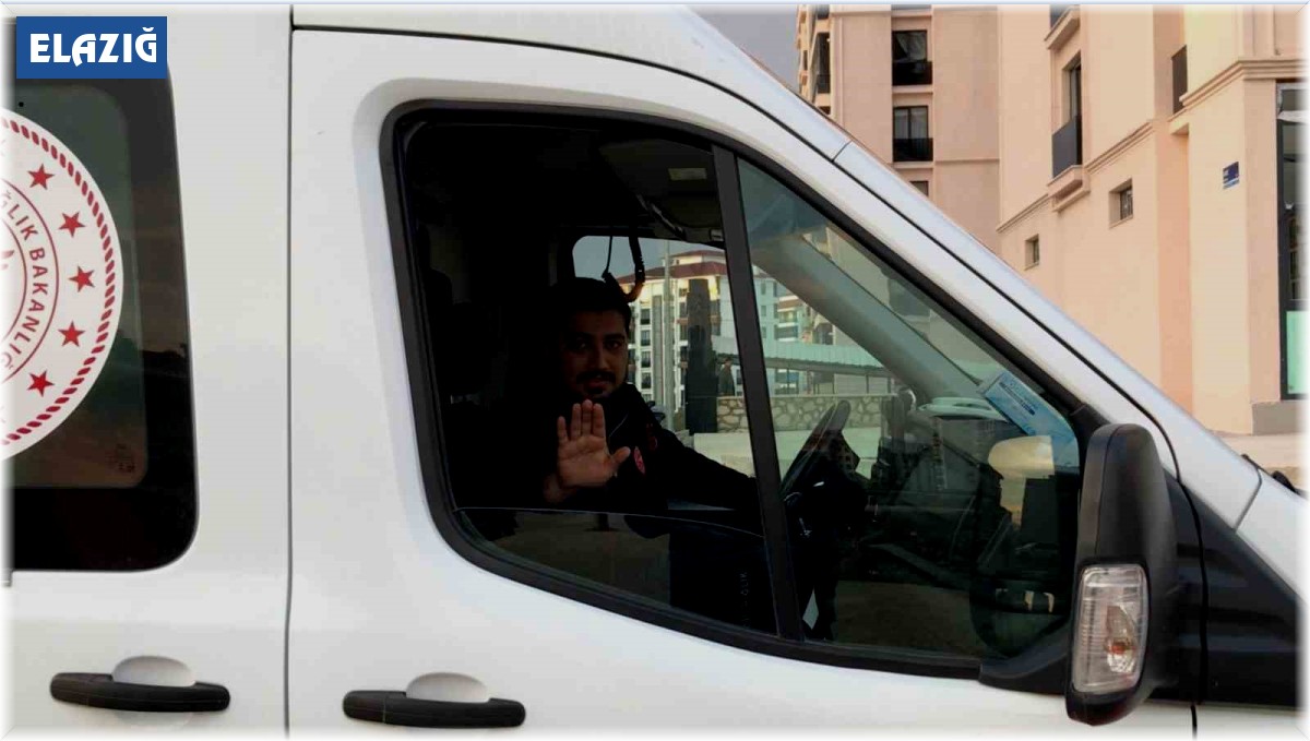 Sağlıkçı hastayı götürmek yerine ambulansı durdurup muhabire 'çekemezsin' dedi