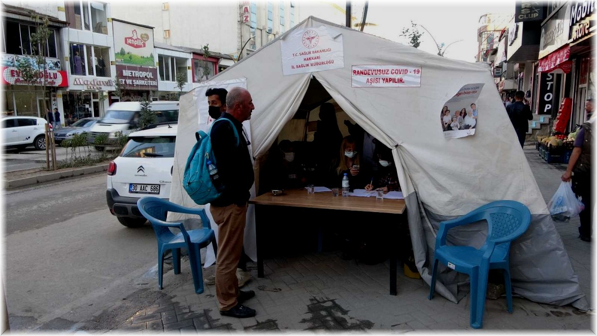 Sağlıkçılar aşılama oranını arttırmak için canla başla çalışıyor