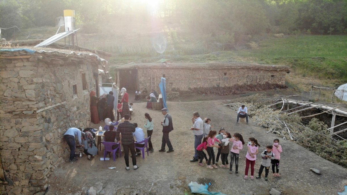 Sağlıkçılar dağ bayır demeden patikaları aşarak aşı yapıyor