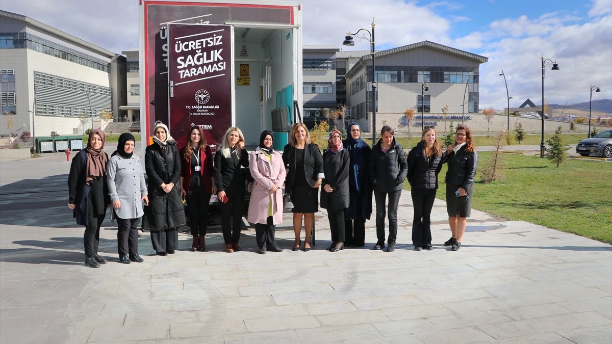 Sağlıkçılar kanserde erken tanı için caddeyi süsleyip akademisyenlere tarama yaptı