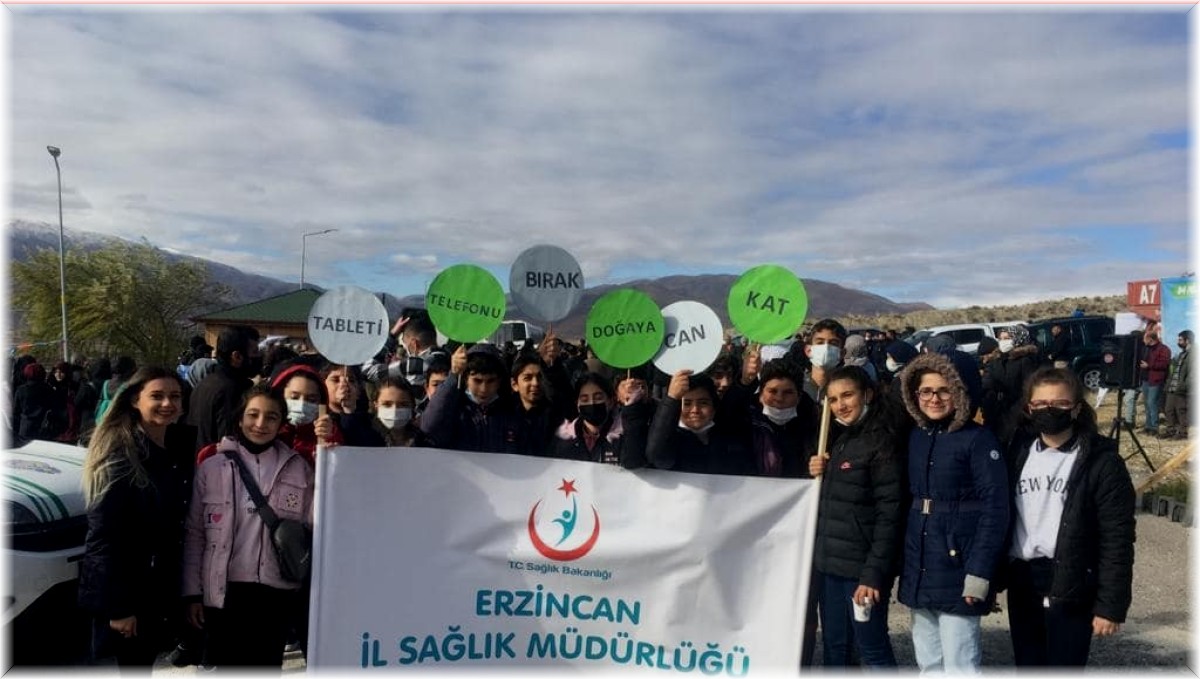 Sağlıkçılar "Tableti, Telefonu Bırak Doğaya Can Kat" sloganıyla fidan dikti