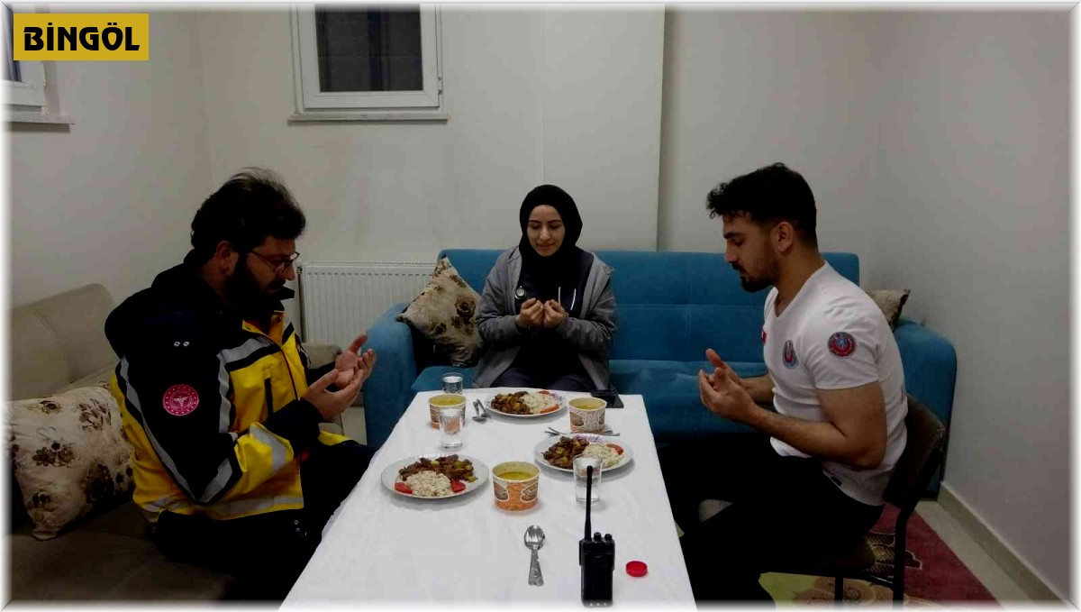 Sağlıkçıların bir kulağı ezan sesinde, bir kulağı da telsizde