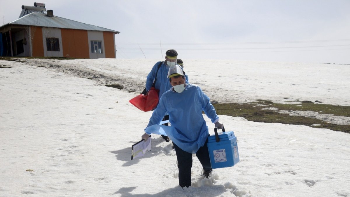 Sağlıkçıların nisan ayında karlı yollarda 'aşı' mesaisi