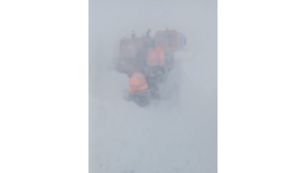 Sahara Geçidi'nde Kara Yolları ekibinin üzerine çığ düştü