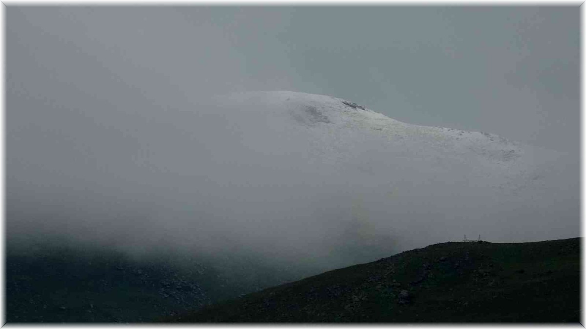 Sahara geçidinde kar yağışı ve sis ulaşımı etkiliyor
