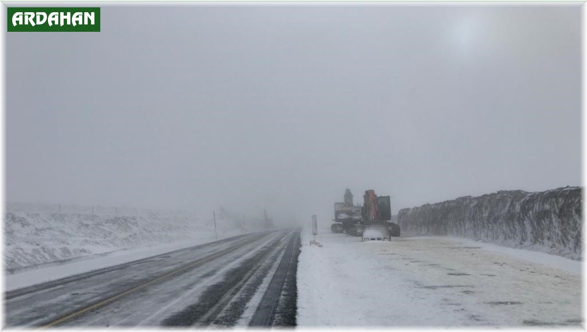 Sahara geçidinde ulaşıma kar ve tipi engeli