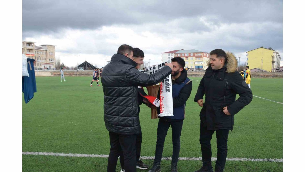 Sahaya attığı pet şişenin isabet ettiği polise çiçek takdim etti