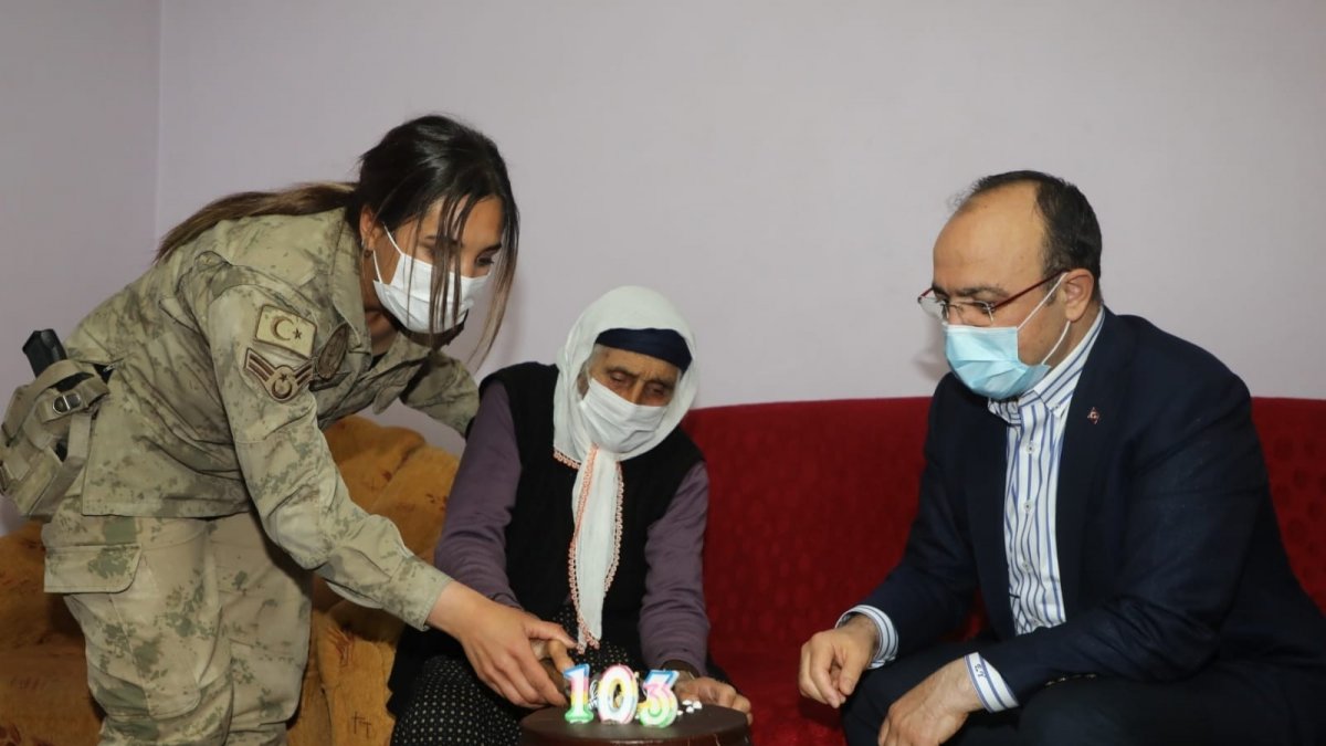 Şahide nine 103 yaşına girdi, ilk defa doğum günü kutladı, ilk defa vali gördü