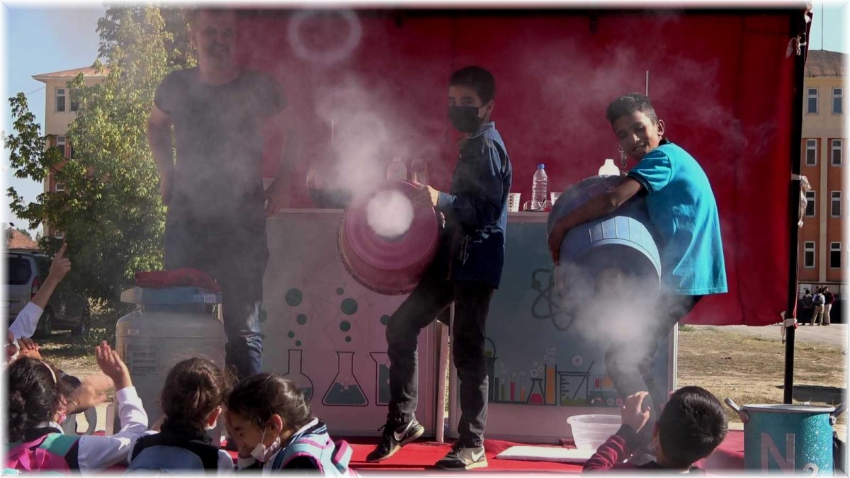 Sahnede deney yaparak hem şaşırttılar hem eğlendirdiler