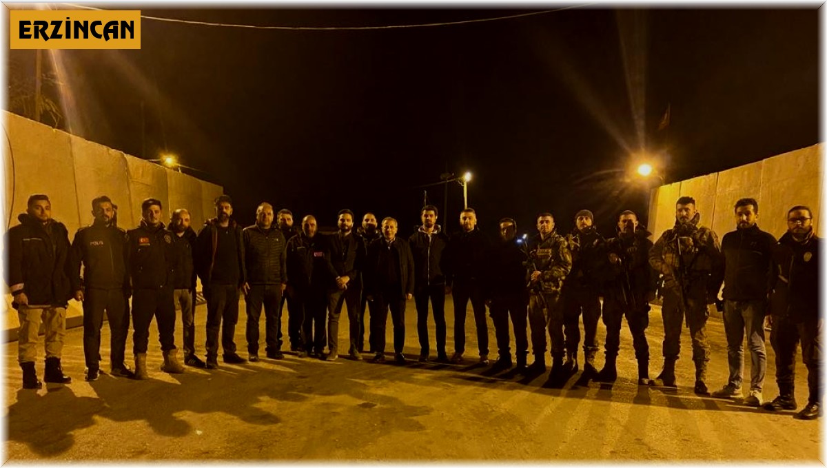 Sahuru uygulama noktasında görevli polislerle yaptı