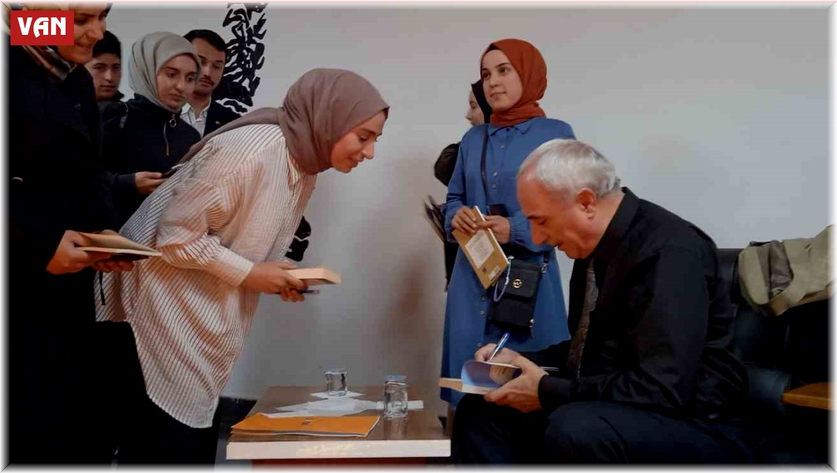 Şair Nurullah Genç sevenleriyle buluştu