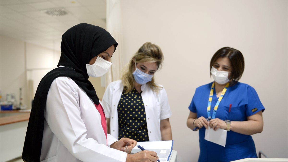 Salgın hastanesinin hemşireleri var güçleriyle çalışıyor