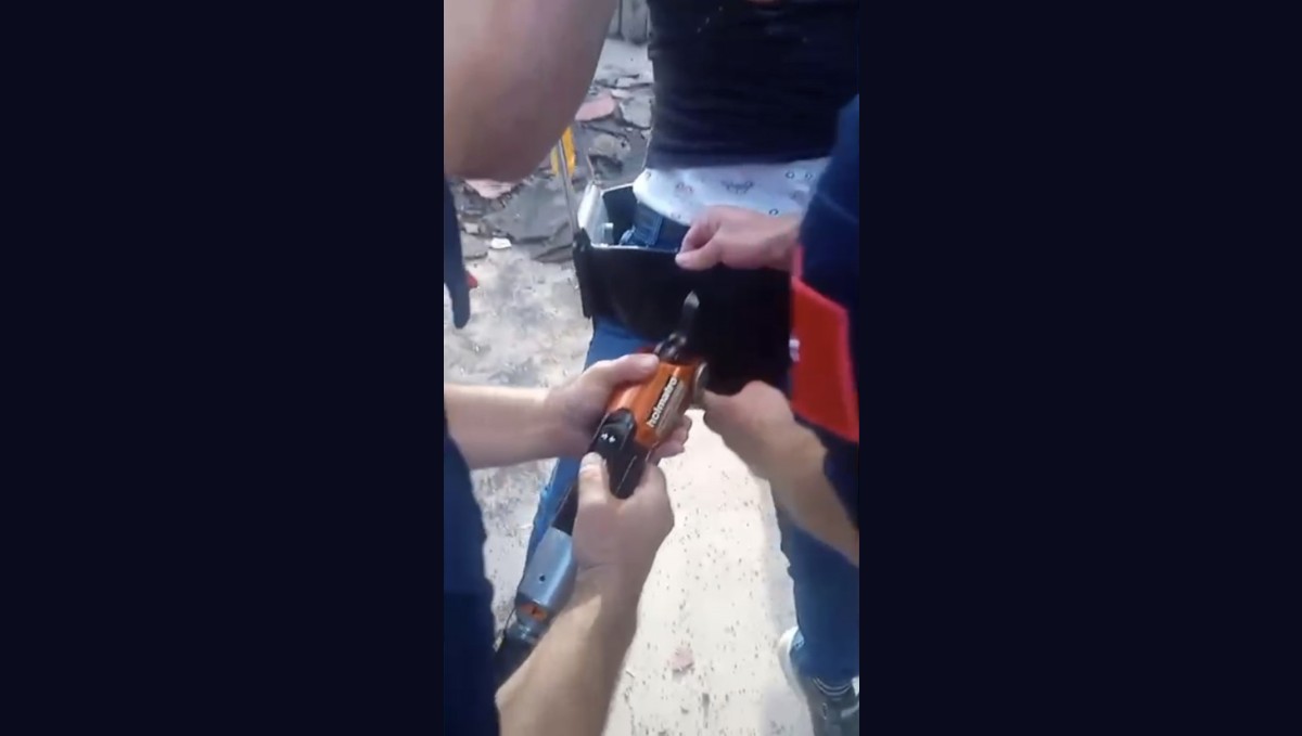 Salıncakta sıkışan çocuğu itfaiyeciler kurtardı