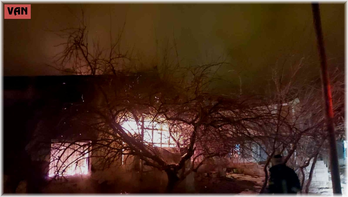 Saman ve odun dolu metruk evde yangın