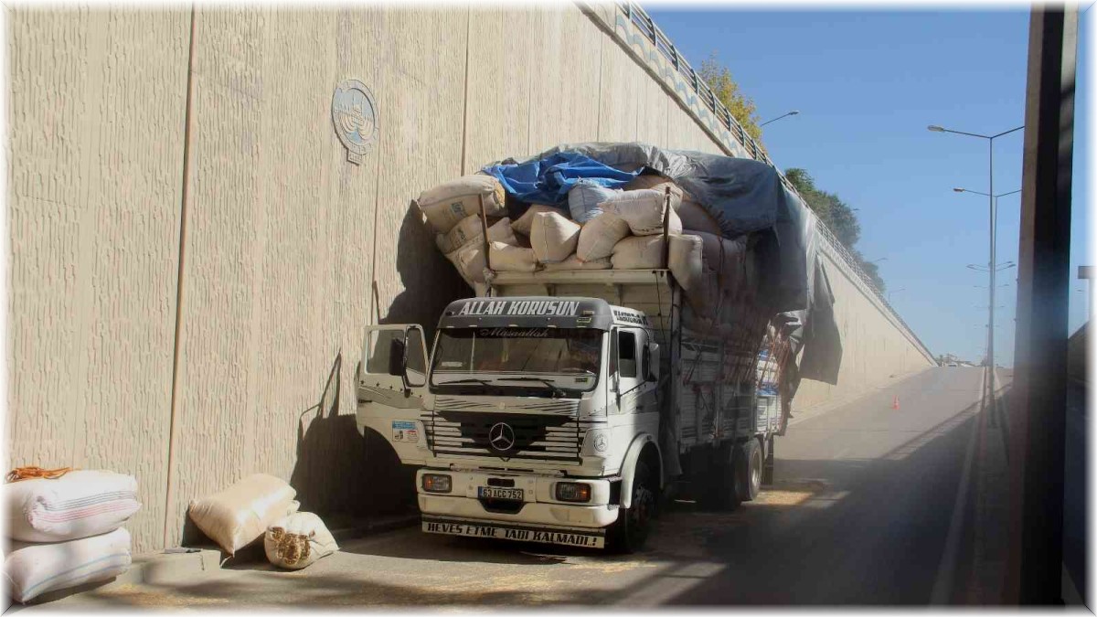 Saman yüklü kamyon alt geçide takıldı, yola savrulan çuvallar trafiği kilitledi