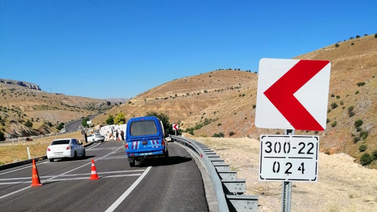 Saman yüklü kamyon devrildi: 1 ölü