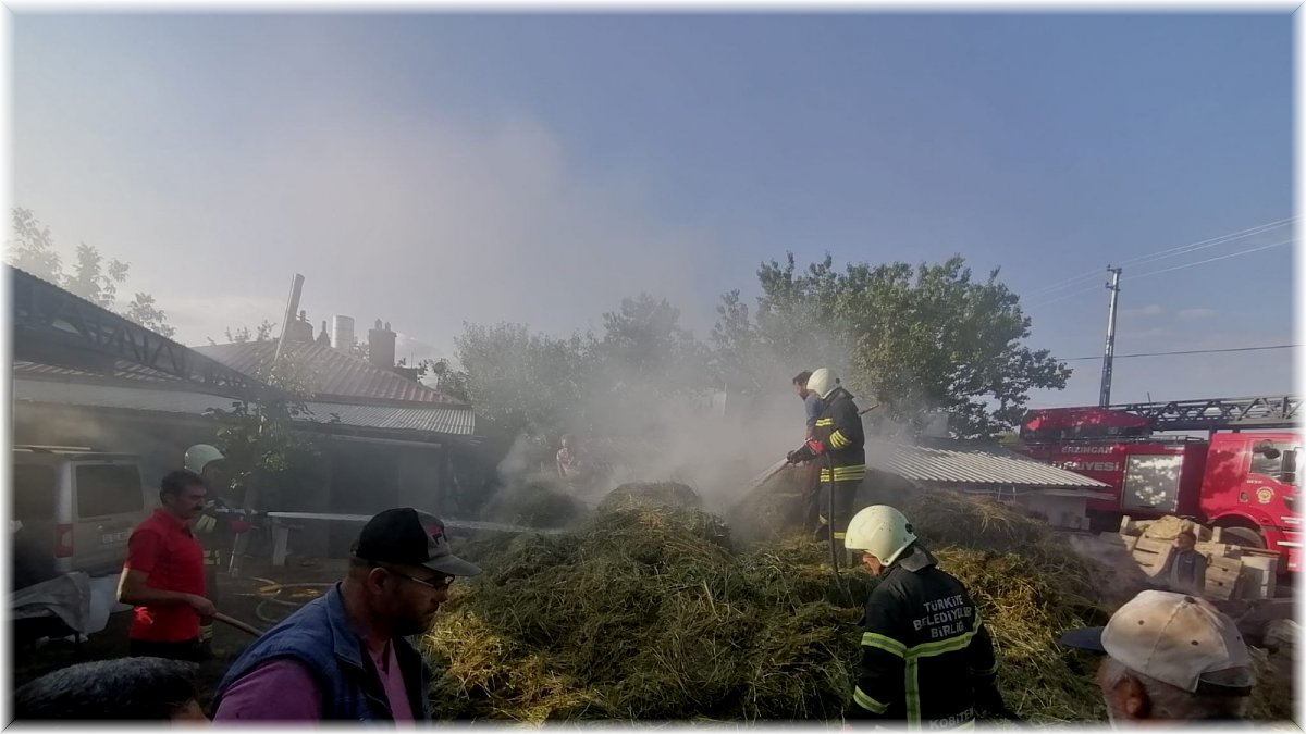 Samanlık yangını itfaiyenin müdahalesiyle kontrol altına alındı