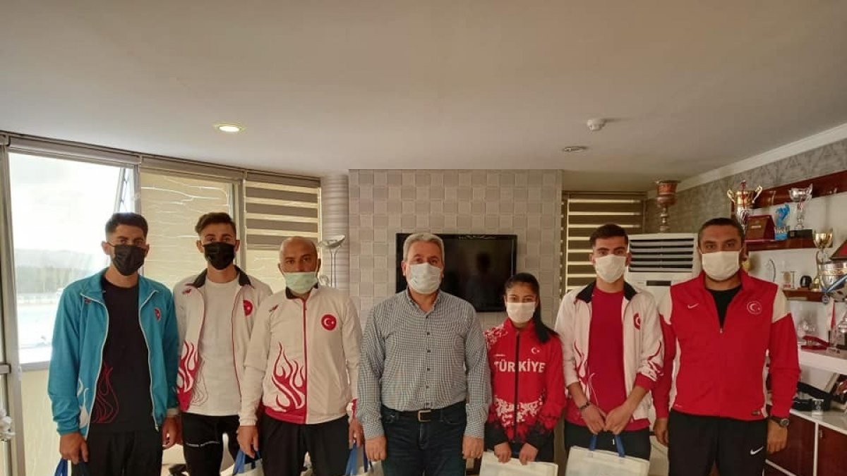 Şampiyon atletleri kutladı