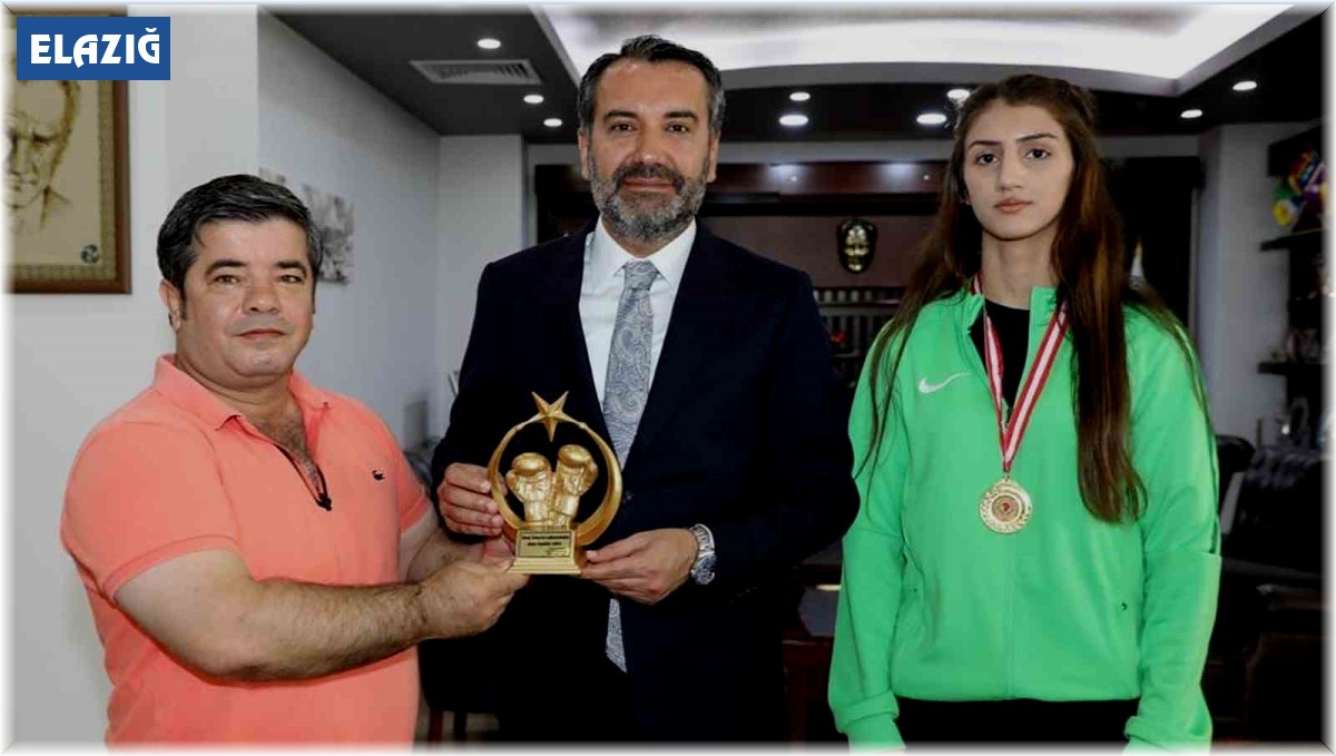 Şampiyon boksör Başkan Şerifoğulları'yla buluştu