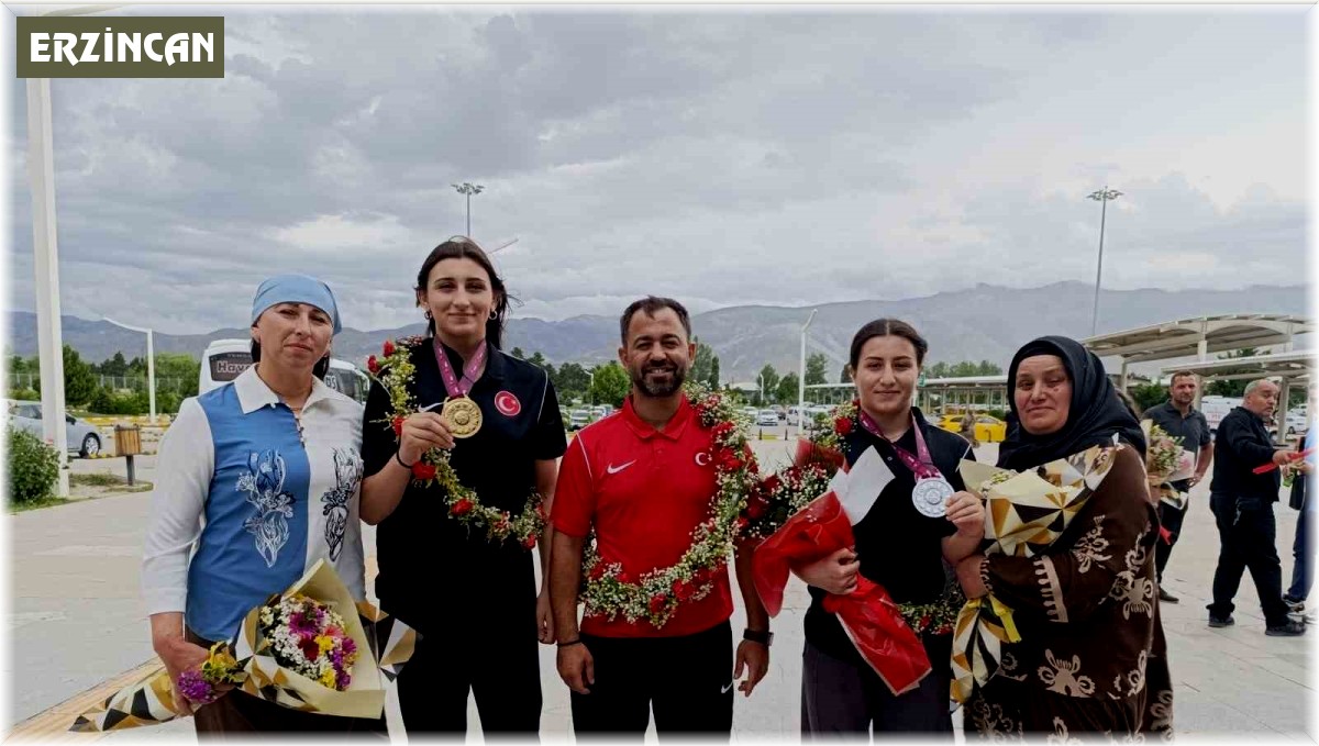 Şampiyon güreşçiler havalimanında coşkuyla karşılandı