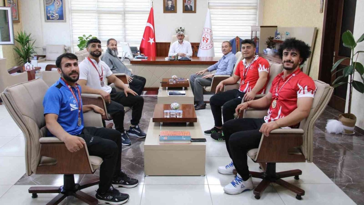 Şampiyon haltercilerden Müdür Özsoy'a ziyaret