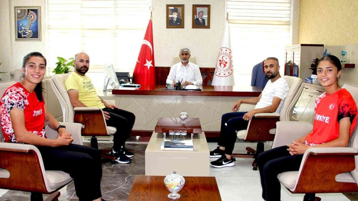 Şampiyon kızlardan Müdür Özsoy'a ziyaret